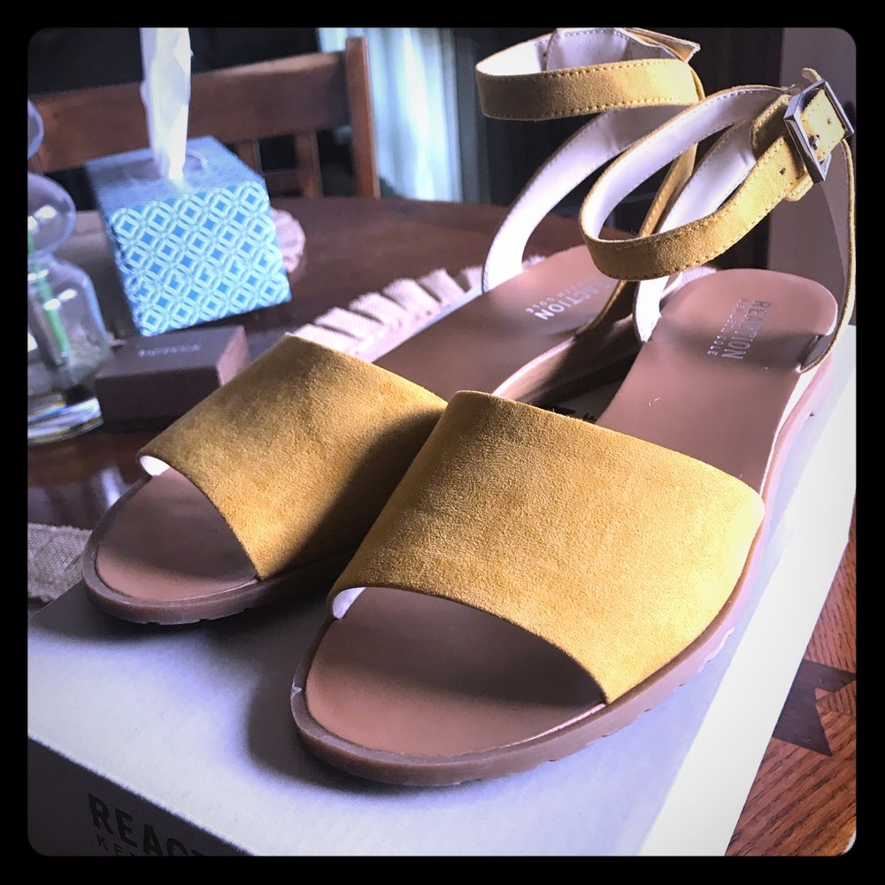 Yellow scandals, with wrap around strap.